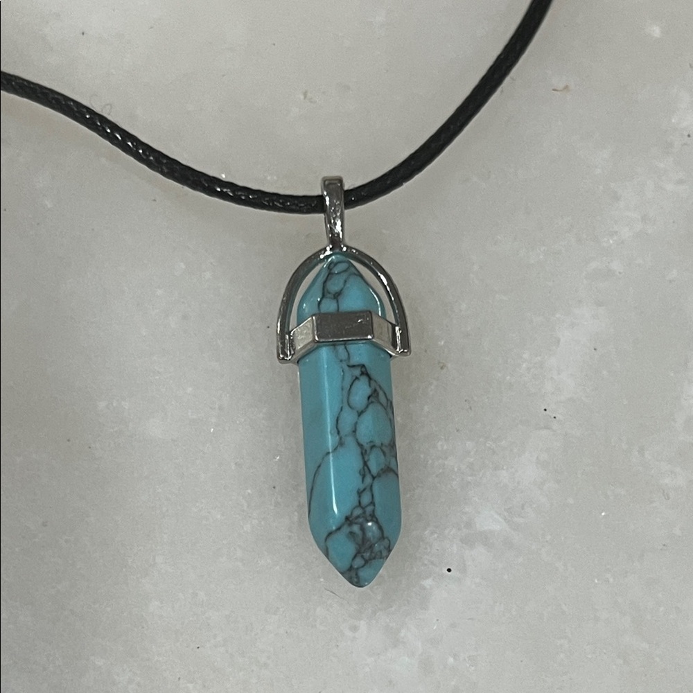 Chic Turquoise Howlite Stone Necklace with Silver Detail